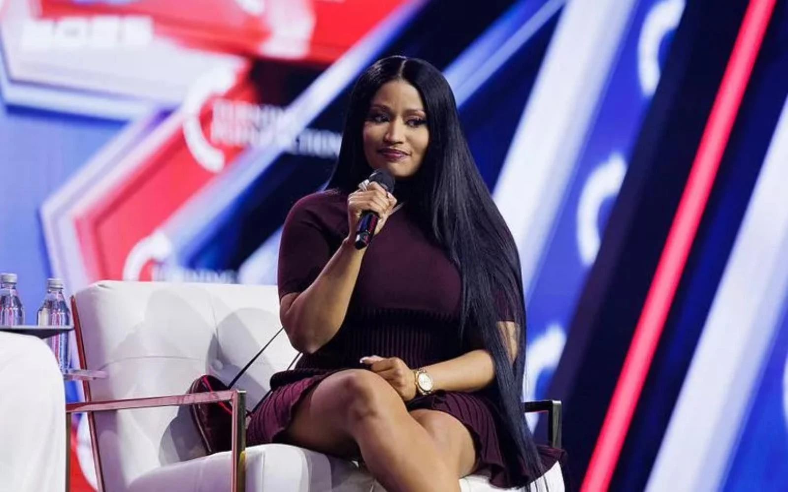 La invitada sorpresa Nicki Minaj es entrevistada por Erika Kirk en el último día de la conferencia anual AmericaFest de Turning Point USA en el Phoenix Convention Center, el 21 de diciembre de 2025, en Phoenix (Estados Unidos).?w=200&h=150
