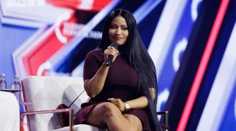 La invitada sorpresa Nicki Minaj es entrevistada por Erika Kirk en el último día de la conferencia anual AmericaFest de Turning Point USA en el Phoenix Convention Center, el 21 de diciembre de 2025, en Phoenix (Estados Unidos).