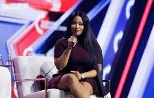 La invitada sorpresa Nicki Minaj es entrevistada por Erika Kirk en el último día de la conferencia anual AmericaFest de Turning Point USA en el Phoenix Convention Center, el 21 de diciembre de 2025, en Phoenix (Estados Unidos). Crédito: Caylo Seals / Getty Images.