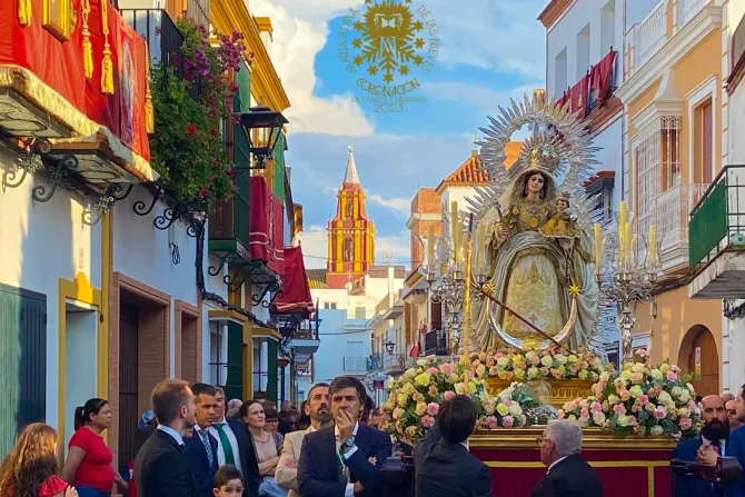 Futbolistas de España celebran campeonato orgullosos de la Virgen patrona de su pueblo