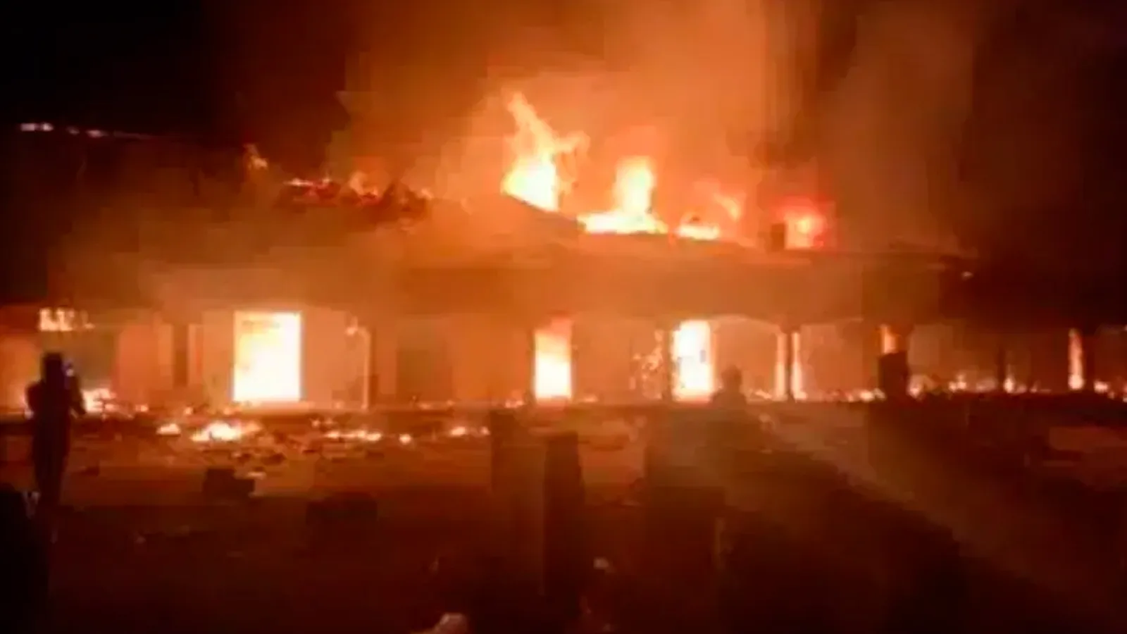 Una captura de pantalla del video compartido con ACI África que muestra la casa parroquial de San Rafael Fadan Kamantan totalmente en llamas?w=200&h=150
