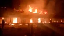 Una captura de pantalla del video compartido con ACI África que muestra la casa parroquial de San Rafael Fadan Kamantan totalmente en llamas