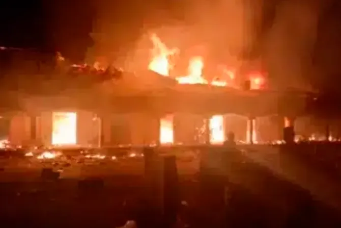 Una captura de pantalla del video compartido con ACI África que muestra la casa parroquial de San Rafael Fadan Kamantan totalmente en llamas