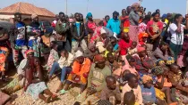Clérigos atendiendo a personas en los campos de desplazados internos de la Diócesis de Pankshin tras la masacre de Navidad de 2023 en Bokkos, estado de Plateau, Nigeria.
