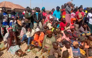 Clérigos atendiendo a personas en los campos de desplazados internos de la Diócesis de Pankshin tras la masacre de Navidad de 2023 en Bokkos, estado de Plateau, Nigeria. Crédito: ACN.