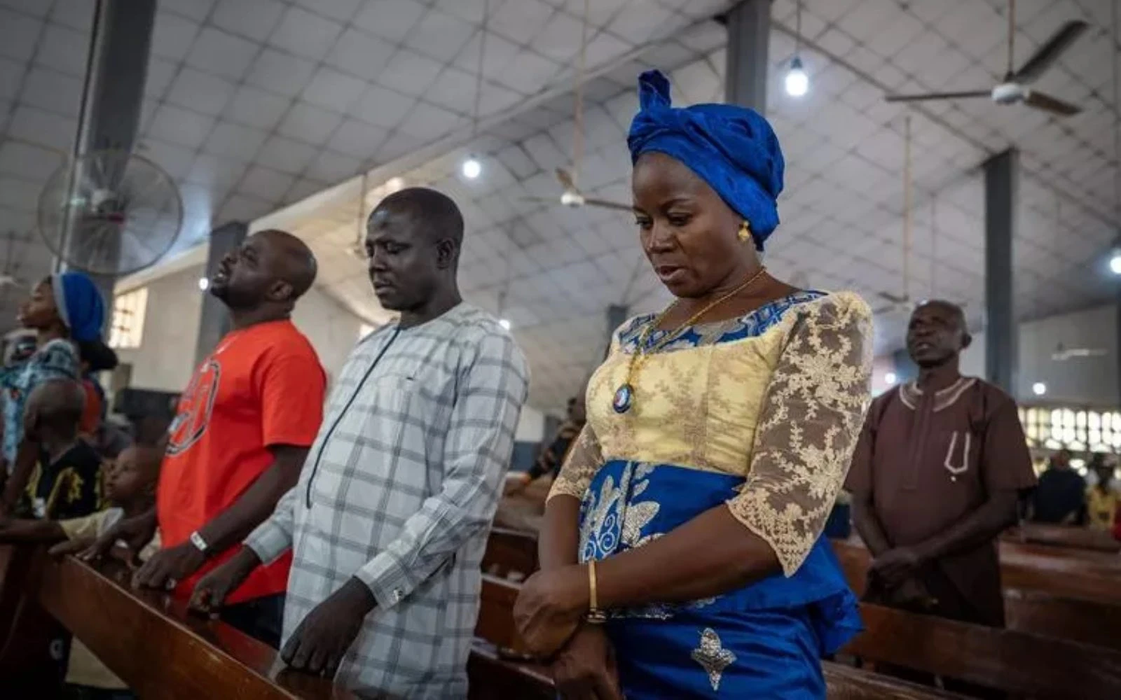 Católicos rezan en la Catedral de San Miguel en Minna (Nigeria) el 30 de noviembre de 2025.?w=200&h=150