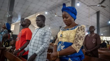 Católicos rezan en la Catedral de San Miguel en Minna