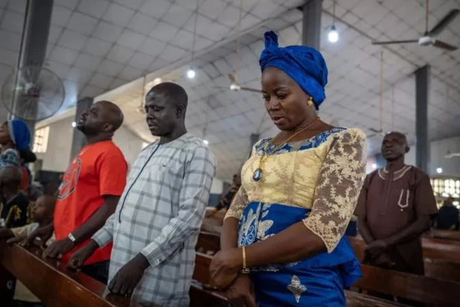 Católicos rezan en la Catedral de San Miguel en Minna