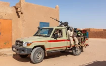 Guardia militar gubernamental en el norte de África. Vehículos con soldados armados abandonan la frontera de Libia y Níger. Septiembre de 2013.