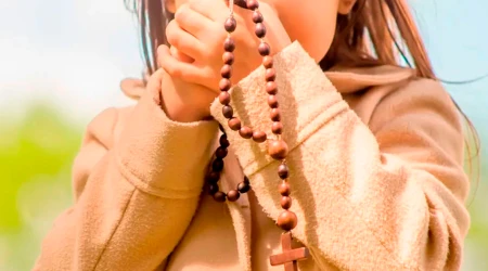 Niña con rosario.