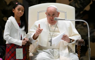 Imagen del Papa Francisco con una niña durante un encuentro con niños en el Vaticano Crédito: Vatican Media