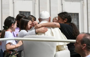 Niños rodean al Papa Francisco en la Plaza de San Pedro Crédito: Vatican Media