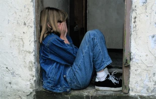 Imagen referencial de una menor que sufre. Crédito: Pixabay.