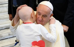 El Papa Francisco abraza a un niño en el Aula Pablo VI del Vaticano Crédito: Vatican Media