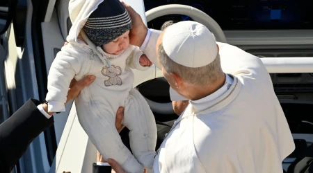 El Papa León XIV con un niño durante una audiencia general