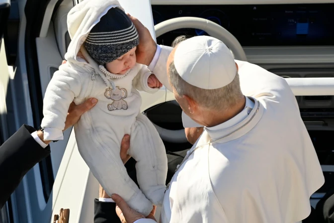 El Papa León XIV con un niño durante una audiencia general