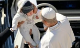 El Papa León XIV con un niño durante una audiencia general