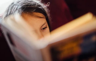 El Catecismo intuitivo de Ripalda, escrito en el siglo XVI puede ser una poderosa herramienta para la evangelización de los niños aún en el siglo XXI. Crédito: Johnny McClung / Unsplash.