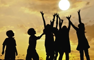 Imagen referencial de niños jugando. Crédito: Zurijeta / Canva