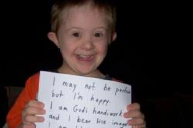 Niño con síndrome de down  cuestiona sobre aborto a miles en Facebook