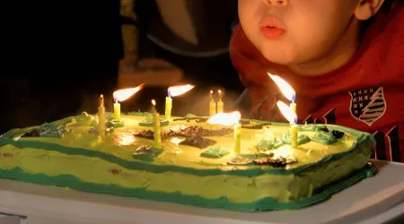 Niño dona todos sus regalos de cumpleaños para ayudar en Ucrania