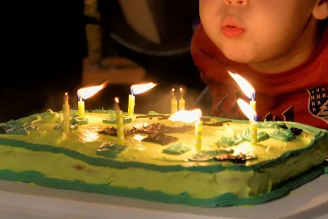 Niño dona todos sus regalos de cumpleaños para ayudar en Ucrania