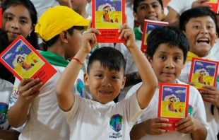 Niños con ejemplares de la Biblia entregadas por Ayuda a la Iglesia Necesitada. Crédito: ACN Colombia.