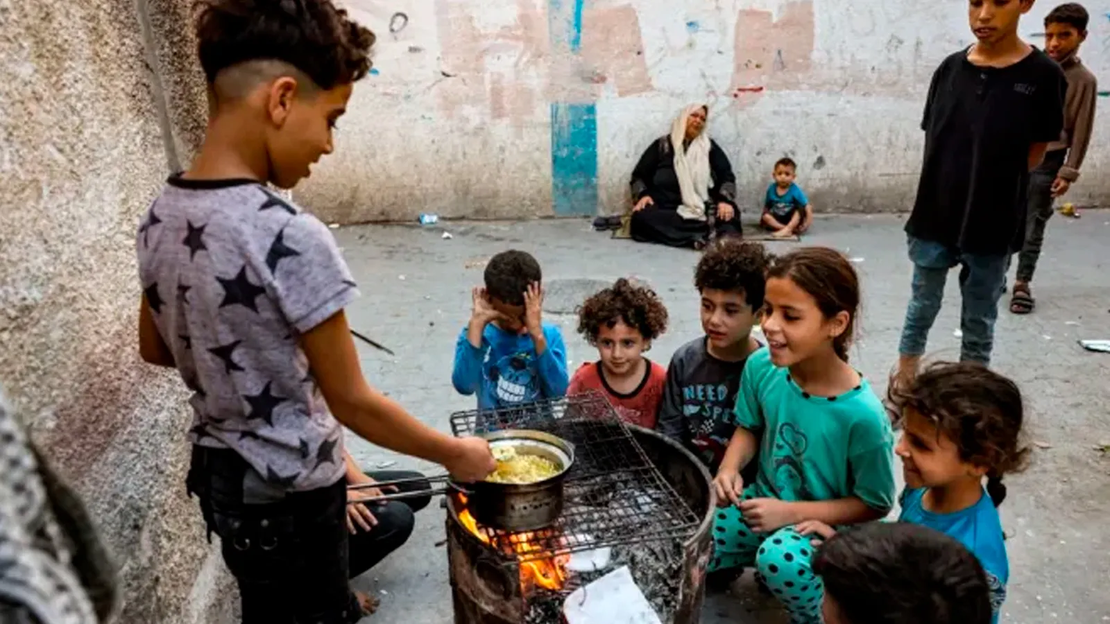 Niños cocinan fideos instantáneos en un horno improvisado con un barril reciclado en Rafah, en el sur de la Franja de Gaza, el 31 de octubre de 2023, en medio de los combates entre Israel y Hamás.?w=200&h=150
