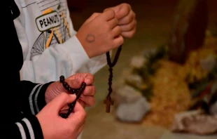Niños rezando el Rosario. Crédito: ACN