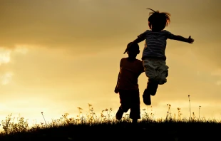 Imagen referencial de niños jugando Crédito: Zurijeta / Canva