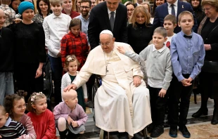 El Papa Francisco acaricia con cariño a una niña enferma de cáncer este 10 de enero en el Vaticano Crédito: Vatican Media