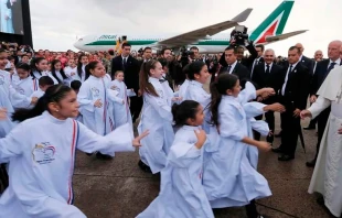 Coro de niu00f1os recibieron al Papa en Paraguay en julio de 2015 