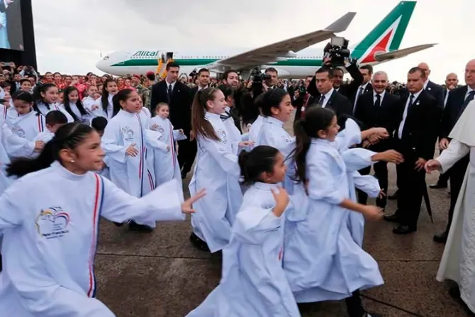 VIDEO: Niños del coro atrapan al Papa Francisco en llegada a Paraguay con pedido especial