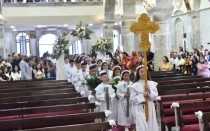 Niños entran en procesión a la iglesia de Santa María al-Tahir, también conocida como la Iglesia de la Inmaculada Concepción, en Bagdad, para su primera comunión.