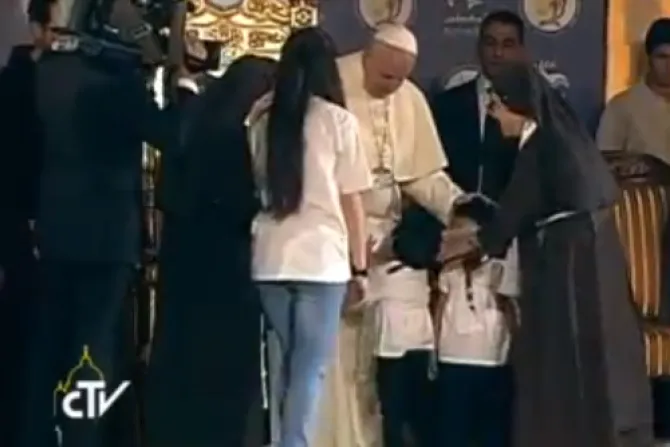 [VIDEO] Visita a Tierra Santa: Papa Francisco deja el estrado para acercarse a joven discapacitado