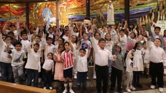 Niños rezando el Rosario