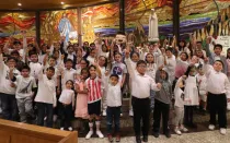 Niños rezando el Rosario