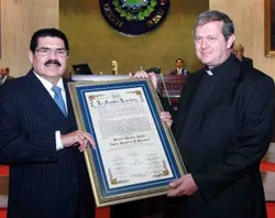 Mons. Richard Antall recibe el premio "Noble Amigo de El Salvador?w=200&h=150