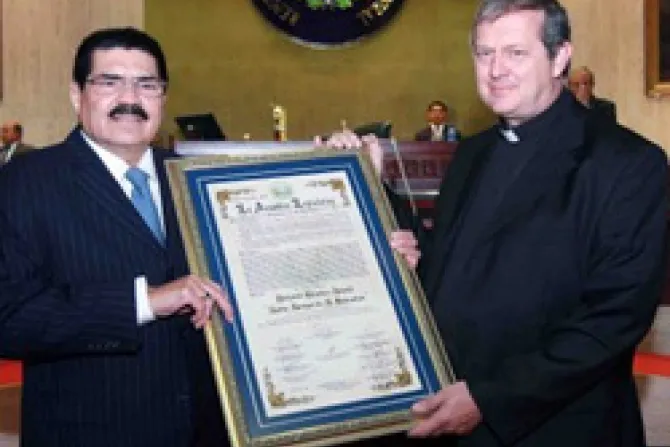 Sacerdote de EEUU recibe máximo galardón para extranjeros en El Salvador