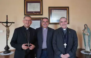 El nuevo Obispo Auxiliar de La Serena junto a Mons. Ricardo Morales Galindo y Mons. René Rebolledo Salinas Crédito: Conferencia Episcopal de Chile
