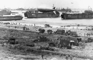 Buques de desembarco de tanques (LST) y otros buques de la Armada de EE. UU. descargando durante la marea baja en Normandía, poco después de la invasión de junio de 1944. El USS LST-55 está en el centro, detrás del globo de barrera más cercano. El USS LST-61 está a la derecha. Crédito: Steck, Cuerpo de Señales del Ejército de EE. UU., dominio público, vía Wikimedia Commons.