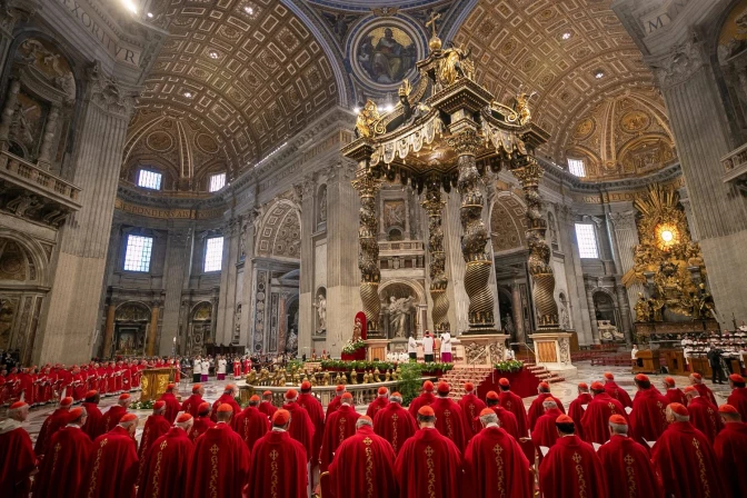 Cardenales participan en la quinta Misa de Novendiales por el Papa Francisco