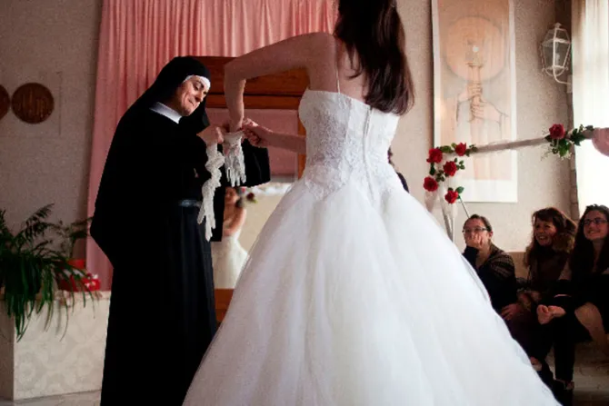 En el monasterio de Santa Rita de Casia las monjas visten a las novias