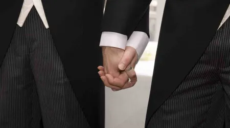 Imagen referencial de una boda civil entre dos varones.