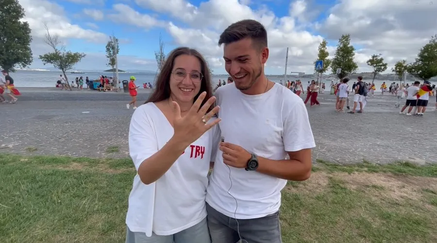 Sergio y Aurora se comprometieron en la JMJ a casarse. Crédito: Almudena Martínez-Bordiú / ACI Prensa.?w=200&h=150