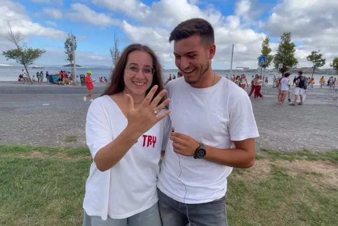 Dos jóvenes españoles se comprometen al “sí, quiero” ante 60.000 peregrinos en la JMJ
