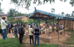 Entierro de las víctimas de las masacres de las ADF en Ntoyo, República Democrática del Congo. Crédito: Cortesía de ACN