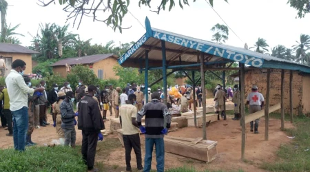 Entierro de las víctimas de las masacres de las ADF en Ntoyo