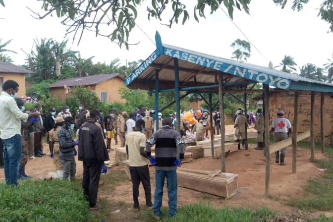 Entierro de las víctimas de las masacres de las ADF en Ntoyo