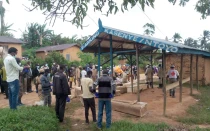 Entierro de las víctimas de las masacres de las ADF en Ntoyo, República Democrática del Congo.